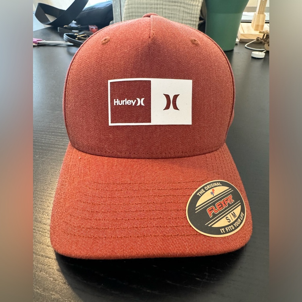Men’s Hurley hat size S/M never worn!